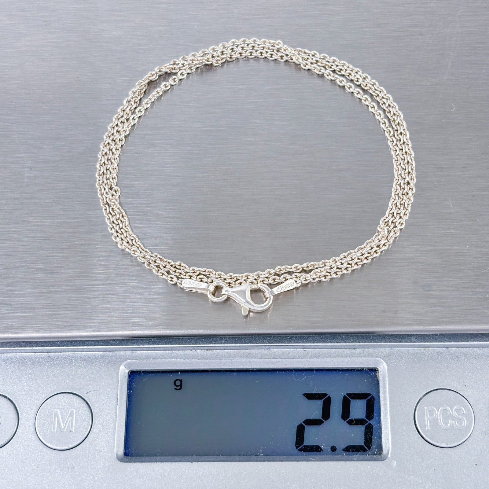 Silver bracelet on a digital scale displaying a weight of 2.9 grams.